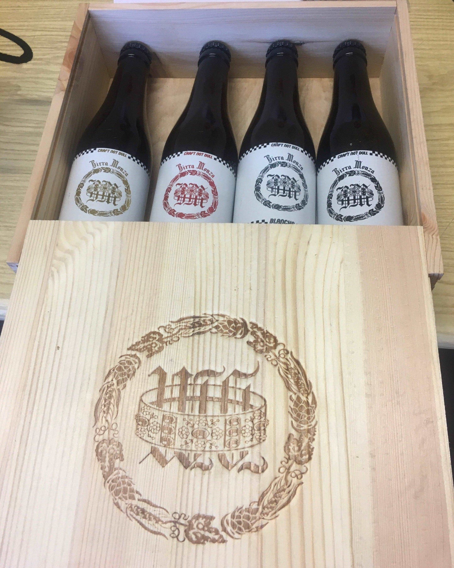 Birra Monza Scatola in legno 4 bottiglie - I migliori prodotti Made in Italy da Fiera Monza e Brianza Shop - Solo 44€! Acquista subito su Fiera di Monza Shop!