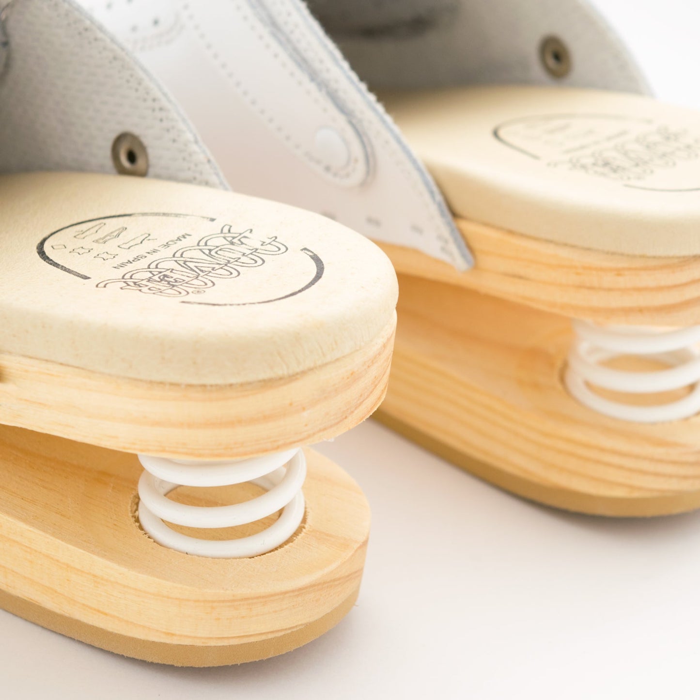 Zoccoli in Legno con Molla - I migliori prodotti Made in Italy da Fiera di Monza Shop - Solo 94.95€! Acquista subito su Fiera di Monza Shop!