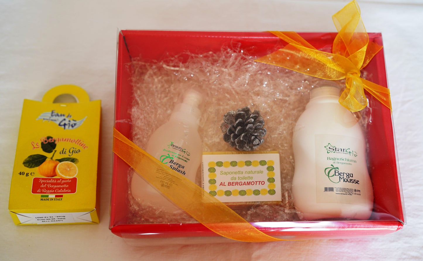 Christmas Box - Deodorante, Bagnoschiuma, Saponetta al Bergamotto - Confezione da 2 Box - I migliori prodotti Made in Italy da Fiera Monza e Brianza Shop - Solo 34€! Acquista subito su Fiera di Monza Shop!