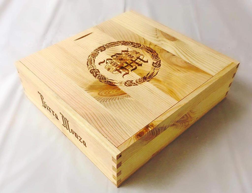 Birra Monza Scatola in legno 4 bottiglie - I migliori prodotti Made in Italy da Fiera Monza e Brianza Shop - Solo 44€! Acquista subito su Fiera di Monza Shop!